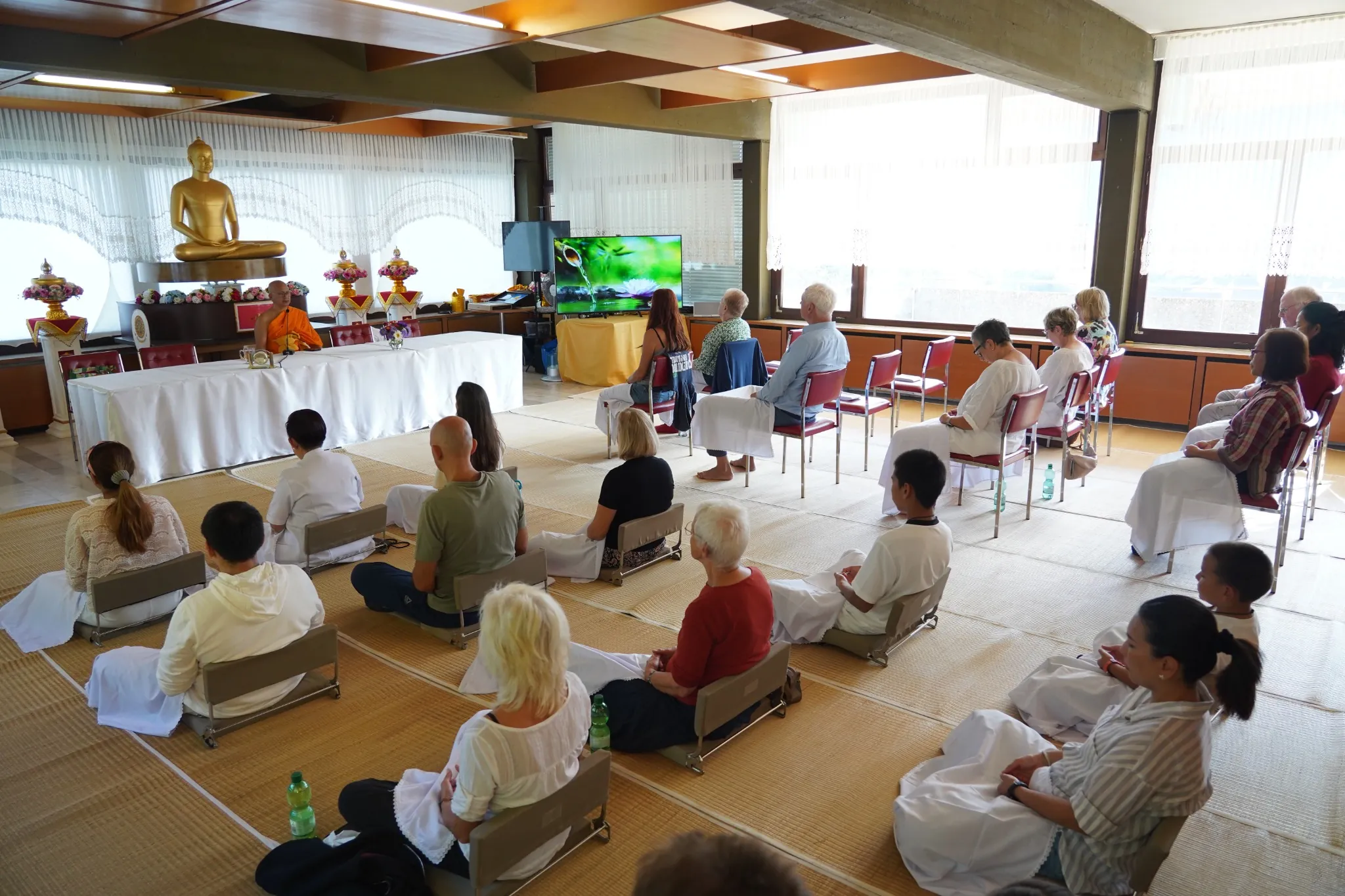 Besucher und Gemeinschaft im Wat Buddha Heilbronn