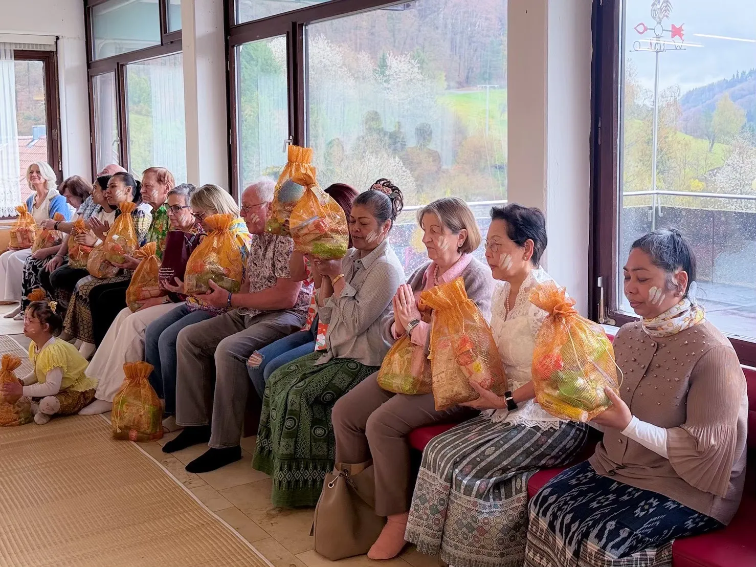 Gemeinschaftliches Geben beim buddhistischen Fest